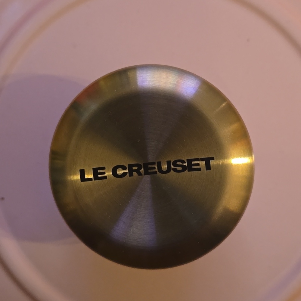 Le Creuset Signature Round Dutch Oven, 5.5 Qt., Color Pêche, Retail $434.95 USD - Picture 11 of 16